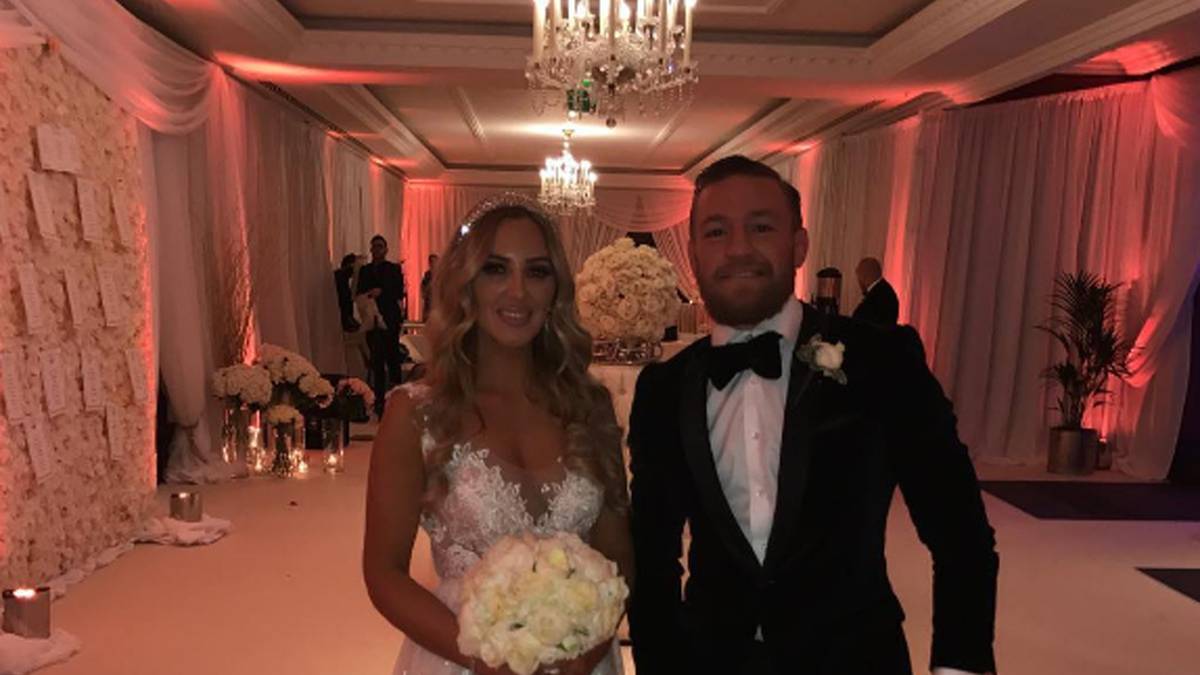 ...die Hochzeit von McGregors Schwester. Stolz posiert der Bruder mit der Braut