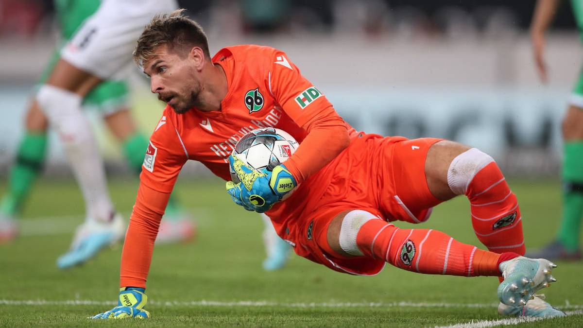 PLATZ 12: Ron-Robert Zieler (Hannover 96): Weisse Westen: 7 - Gegentore: 46