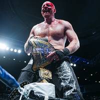 Jon Moxley ist neuer World Champion der Japan-Liga NJPW und schreibt damit Wrestling-Geschichte. Das Titelbeben dürfte auch bei WWE-Rivale AEW in den kommenden Monaten eine wichtige Rolle spielen.