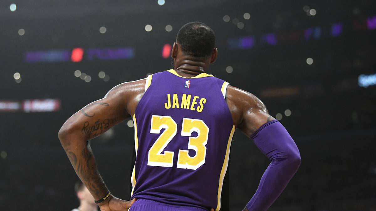 Zumindest offensiv eine sinnvolle Idee. Natürlich wäre der bullige Superstar auch im Post gut aufgehoben - dort kann er kleinere Gegenspieler aber auch als nomineller Point Guard noch bestrafen