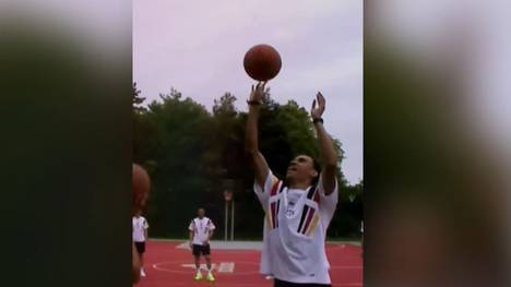 Die Basketball-Weltmeister um Trainer Gordon Herbert sowie Franz und Moritz Wagner besuchen das DFB-Team in Herzogenaurach. Natürlich geht es dabei auch an den Korb.