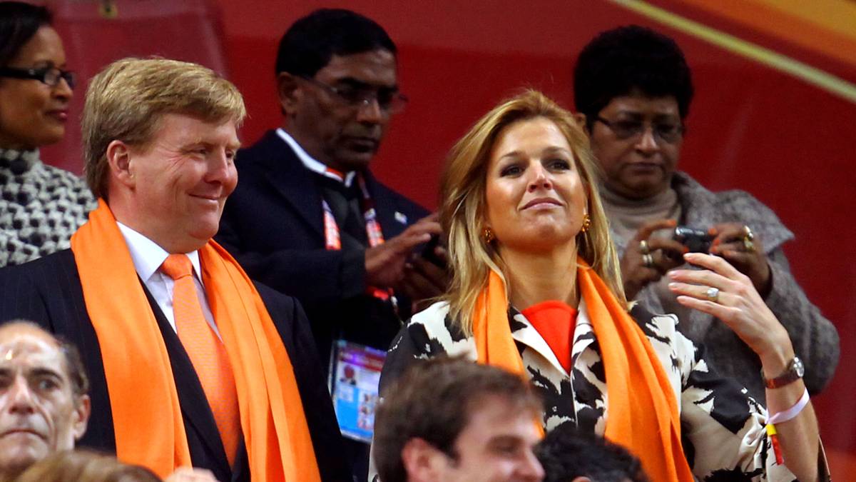 PLATZ 7: KÖNIG WILLEM-ALEXANDER. Wenn Oranje spielt, ist König Willem-Alexander mit Königin Maxima nicht weit. Allerdings ist das niederländische Königspaar auf Vereinsebene auf Konfrontationskurs: Willem-Alexanders Herz schlägt für Ajax Amsterdam, Maxima drückt Feyenoord Rotterdam die Daumen