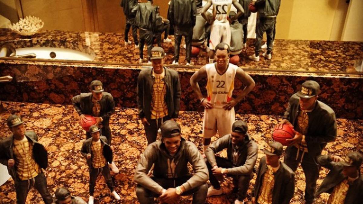 Und im Bad steht eine Kollektion von kleinen Schröder-Sammelfiguren