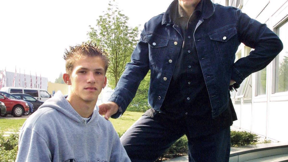 Auch größere Vereine, darunter der FC Bayern, zeigen bald Interesse. Der ehemalige Nationalspieler Martin Wagner (r.), ein Bekannter von Waslikowskis Eltern, nimmt den vielversprechenden Nachwuchsspieler als Mentor und Berater unter seine Fittiche