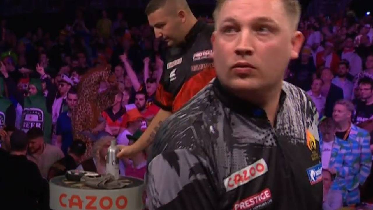 Premier League of Darts: Dieser Bouncer von Chris Dobey geht fast ins Auge