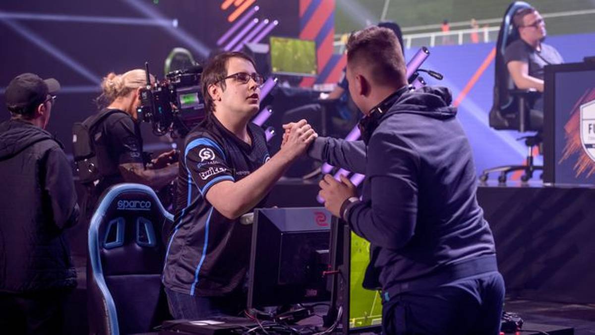 PLATZ 10 - EISVOGEL (Team EnVyUs): Mit seinem Finaleinzug beim FUT Cup in Manchester galt Eisvogel zeitweise als der beste deutsche Athlet, in Amsterdam war überraschend gegen StafonoPinna Schluss. Auch in der kürzlich gestarteten ESL- Meisterschaft blieb er hinter seinen Möglichkeiten, dennoch weiß die Szene um seine Qualitäten