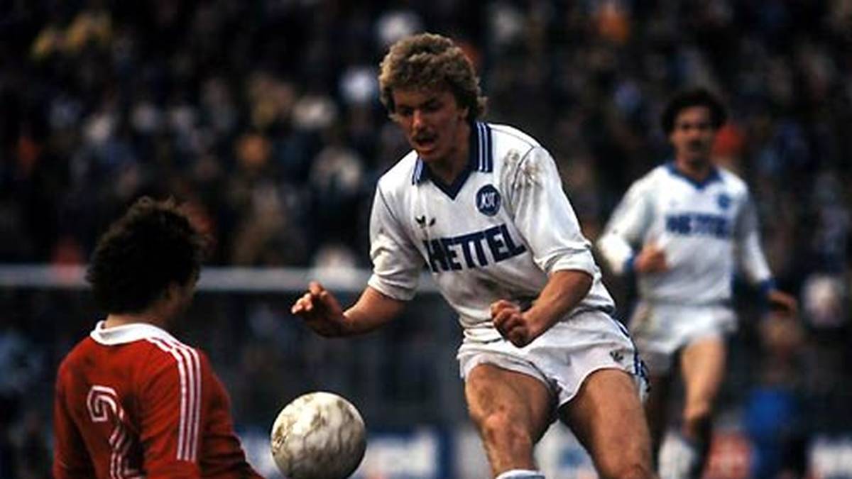 Aller guten Dinge sind drei: Das dachte sich wohl auch Karlsruhes Emanuel Günther, der gleich drei Mal Torschützenkönig wird. Den Grundstein legt er 1980 mit 29 Treffern 