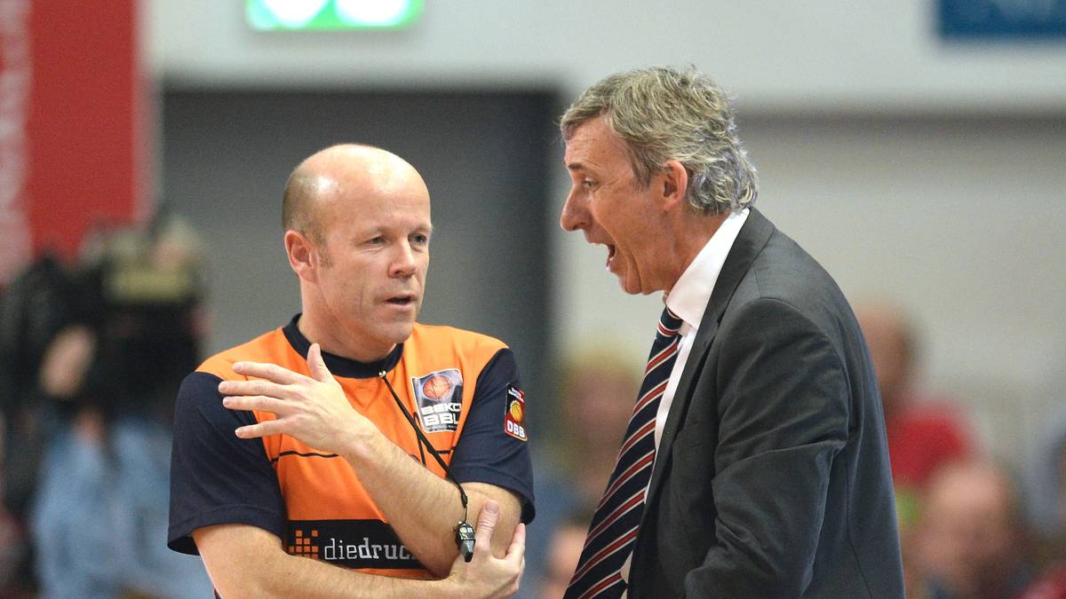 Er verlängert seinen Vertrag mehrfach - zuletzt im Frühjahr 2015 um zwei Jahre. Immer wieder legt sich Pesic mit Schiedsrichtern an. Sein Unmut geht sogar so weit, dass er im März seinen Abschied aus der BBL ankündigt