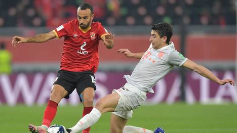 Marc Roca (r.) zeigte gegen Al Ahly eine ansprechende Leistung im Bayern-Mittelfeld
