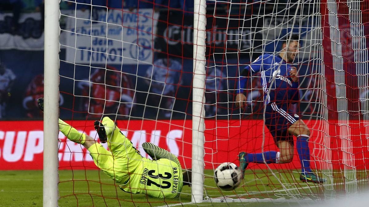 Zwischenzeitlich keimt bei Schalke Hoffnung auf: Sead Kolasinac erzielt in der 31. Minute den Ausgleich für die Gäste