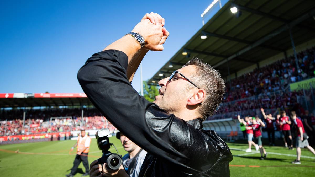 "Wir haben es geschafft, das ist ein Verdienst der Mannschaft, ich habe nur meinen Job gemacht", sagte Köllner bei "Sky"