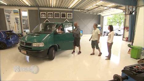 Die PS Profis helfen dieses Mal den Sport1-Zuschauern Ingrid und Frank. Das Paar aus Köln steht total aufs Biken und sucht nun einen Transporter für die Motorräder. Das Budget: Maximal 6000 Euro. Das Problem für die PS Profis: Fahrzeuge wie VW T4, Mercedes Vito und Renault Trafic gibt es für dieses Budget zwar wie Sand am Meer – aber als Transporter? Mit Ladefläche? Im guten Zustand und mit wenigen Kilometern? Da wird es schnell eng! Finden die PS Profis dennoch ein geeignetes Gefährt für das Biker-Paar oder müssen Ingrid und Frank am Ende mit leeren Händen wieder nach Hause fahren? 