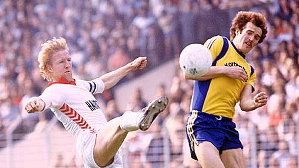 Die meisten Tore in einer Zweitliga-Saison erzielt Kopfball-Ungeheuer Horst Hrubesch (l.): Unglaubliche 41 Mal trifft er 1977 für Rot-Weiss Essen