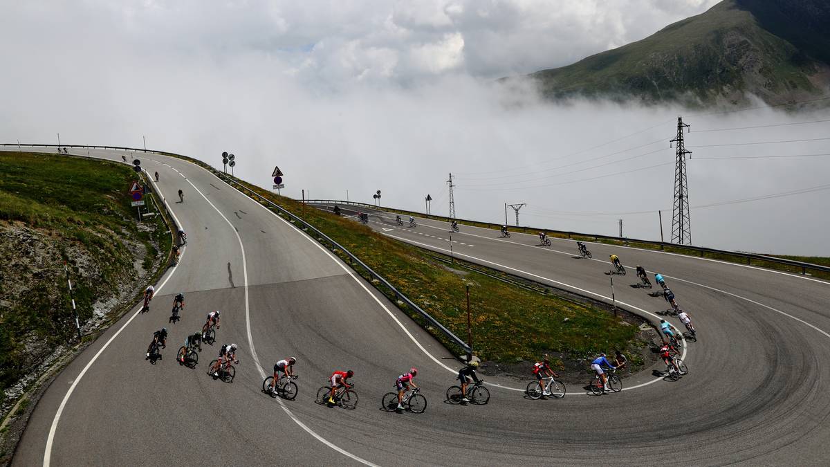 Hier befinden sich die Fahrer schon wieder auf der Abfahrt, die einer Schussfahrt in den Nebel gleicht - so tief hängen die Wolken über Andorra