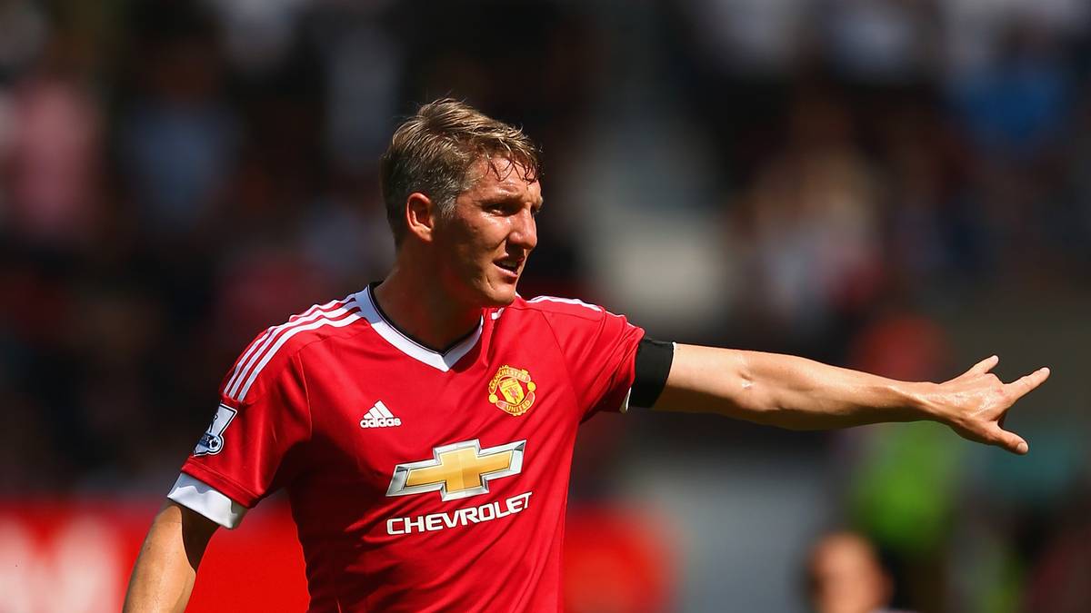 In den restlichen 21 Minuten dirigiert er auf dem Spielfeld bereits wie ein Chef und hilft mit, den knappen Vorsprung über die Zeit zu bringen. 1:0 gewonnen - Schweinsteigers Debüt ist gelungen