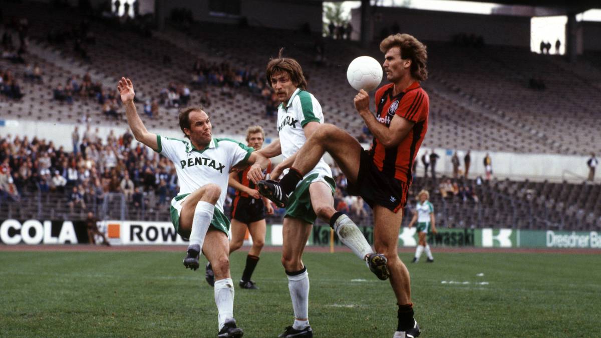 1979/80 - WERDER BREMEN: Uwe Reinders (M.) und Karl-Heinz Kamp bekämpfen Frankfurts Ronald Borchers. Die Hanseaten können sich nicht in der Liga halten, kommen eine Saison später aber wieder. Es bleibt bis jetzt der einzige Abstieg der Bremer