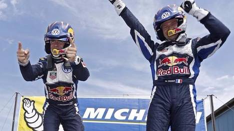 Sebastien Ogier und Julien Ingrassia bejubeln den Sieg in Deutschland