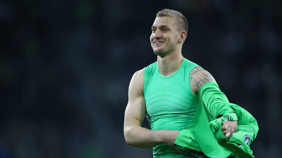 Der Mainzer Keeper kann nach seinem kleinen Blackout schon wieder lächeln...