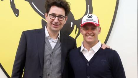Mick Schumacher wurde an der Ferrari Driver Academy vom neuen Ferrari-Teamchef Mattia Binotto begrüßt.