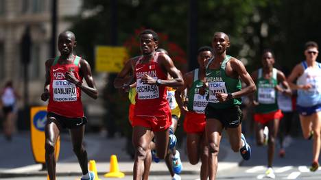 Der Kenianer Daniel Kinyua (l.) gewinnt 2017 den London-Marathon