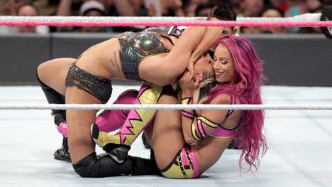 Sasha Banks (r.) forderte Charlotte bei WWE Monday Night RAW um den Titel heraus