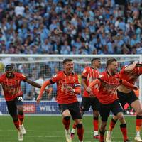 Luton Town feiert nach 31 Jahren die Rückkehr in die Erstklassigkeit geschafft. Der Aufstieg in die Premier League ist äußerst lukrativ.