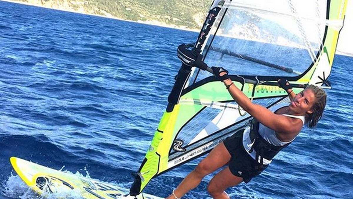 ... oder beim Windsurfen: Ledecka fühlt sich mit jedem Brett unter den Füßen wohl