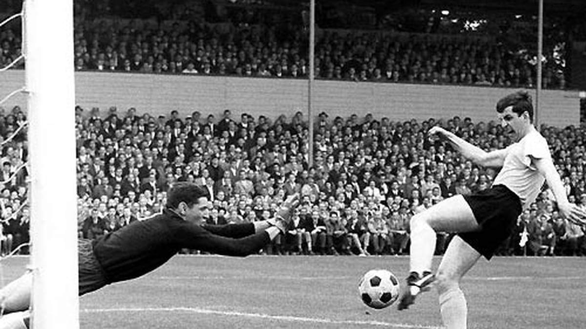 Lothar Emmerich ist 1966 der erste Spieler, der in der Bundesliga mit der Torjäger-Kanone ausgezeichnet wurde. Er war im Herbst seiner Karriere auch in der Zweiten Liga aktiv.  "Emma" schießt 1977 24 Tore für Würzburg