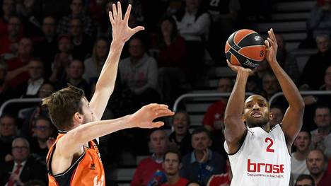 Ricky Hickman (r.) war mit 22 Punkten bester Bamberger Werfer