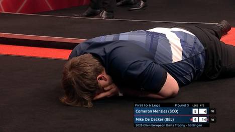 Cameron Menzies gewinnt im Decider gegen Mike De Decker und steht im Viertelfinale der European Darts Trophy Ryan Joyce gegenüber. Dennoch verzweifelt er im Decider und liegt zwischenzeitlich auf der Bühne.