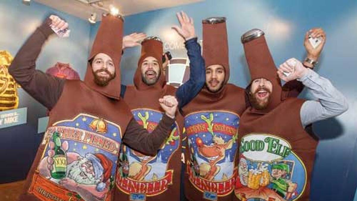 Zeit für eine erste kleine Fan-Schau: Bierflaschen (Copyright: twitter.com/pdc)