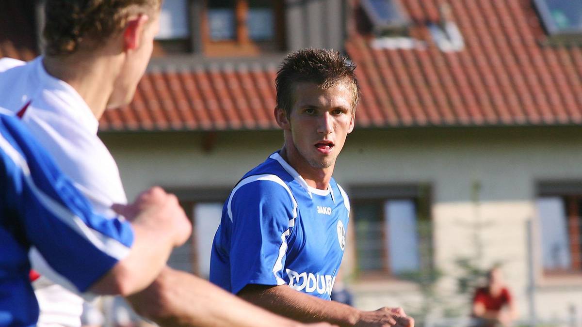 Das lädierte Knie aber bereitet Waslikowski immer wieder Probleme: Vier Operationen muss er zwischen 2006 und 2009 über sich ergehen lassen, später folgen zwei weitere Eingriffe. Der Traum von der Profi-Karriere platzt