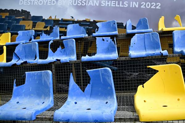 Ukraine zeigt zerstörte Tribüne in München