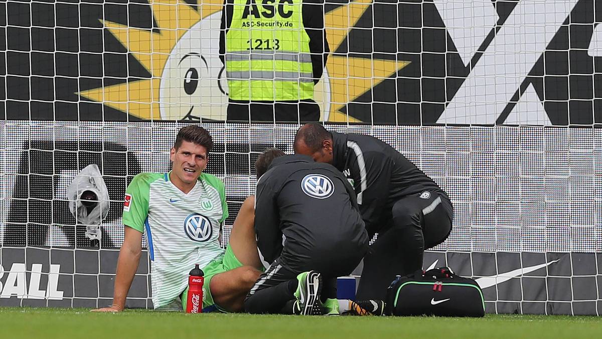 Für Mario Gomez (l.) ist es ein gebrauchter Tag. Der Nationalstürmer vergibt bedrängt von Salif Sane eine Riesenchance zum 1:0 (37.) verletzt sich dabei und muss ausgewechselt werden