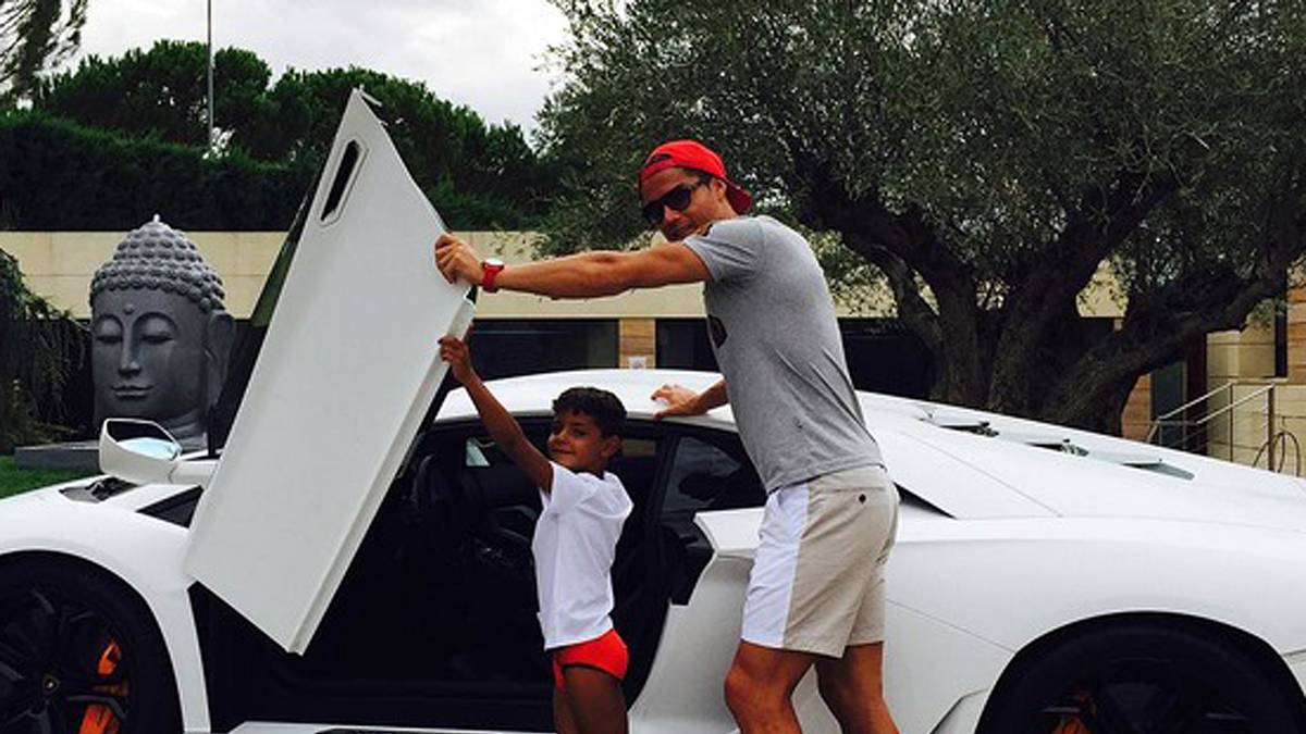 Angeblich rund 19 Autos stehen sogar CR7 zur Verfügung, das berichtete vor rund einem Jahr die "Marca". Wählen kann der Portugiese dabei unter anderem zwischen einem Maserati GC, einem Bugatti Veyron und einem Porsche Panamera