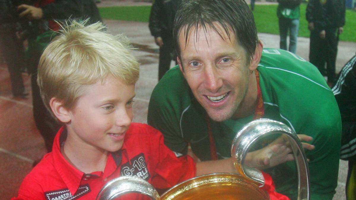 Dieser junge Mann hat die große Karriere noch vor sich. Aktuell spielt Joe VAN DER SAR (l.) bei Noordwijk in der dritten niederländischen Liga. Der Weg bis zum Champions-League-Gewinn ist für den Youngster noch weit. Zumindest weiß er bereits, wie sich der Pokal anfühlt