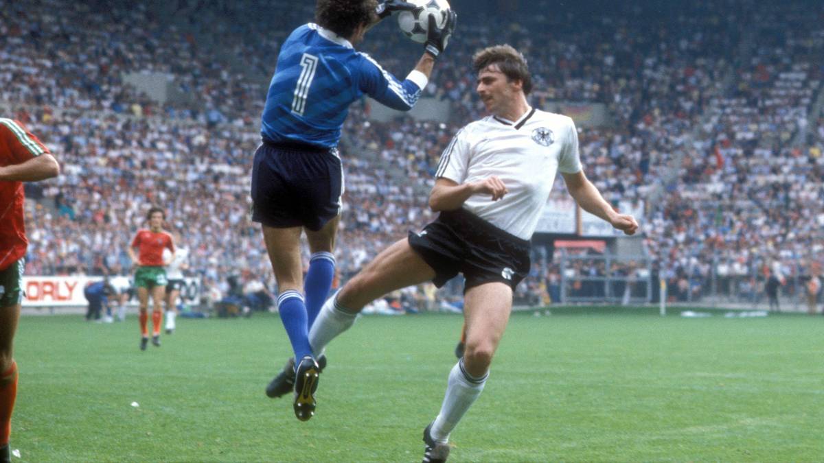 Deutschland - Portugal 0:0 - 1984 findet die EM in Frankreich statt - und wieder einmal zählt die DFB-Elf zu den großen Favoriten. Dass die Mannschaft die hohen Erwartungen in diesem Jahr nicht erfüllen wird, zeichnet sich bereits im Auftaktspiel gegen Portugal ab