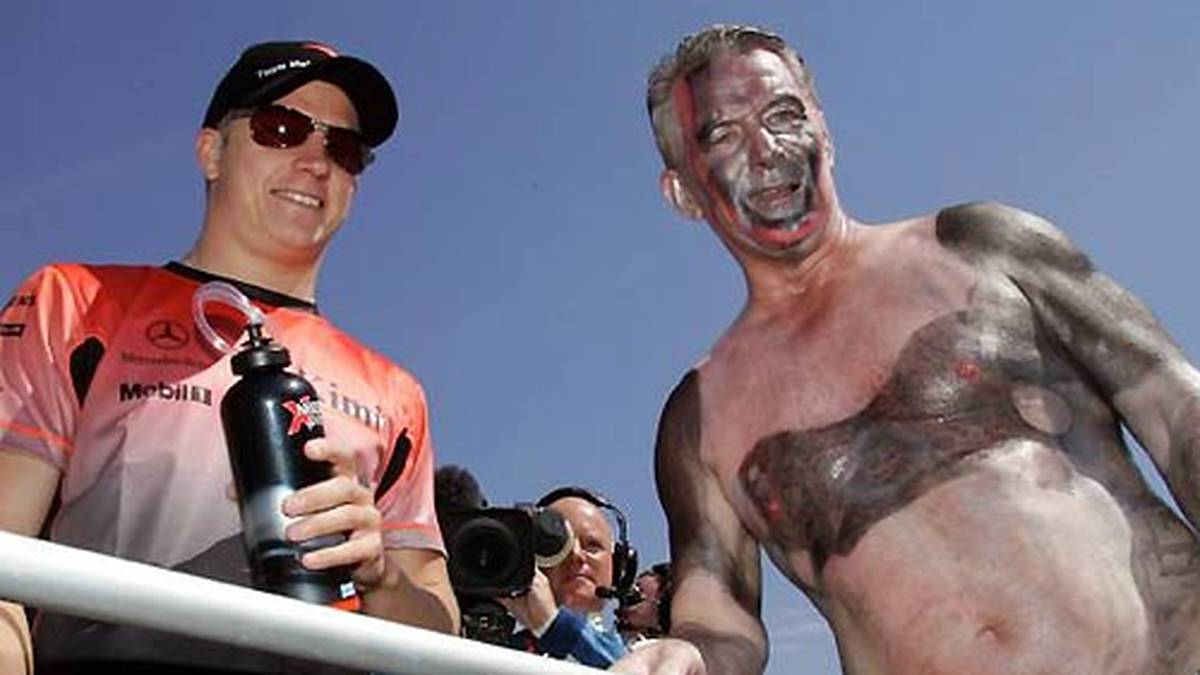 Der "Iceman" soll erklären, wie die Zusammenarbeit im McLaren-Team so funktioniere. "Die haben es schwerer mit mir als andersherum. Ich bin manchmal ein bisschen faul", lautete seine entspannte Antwort