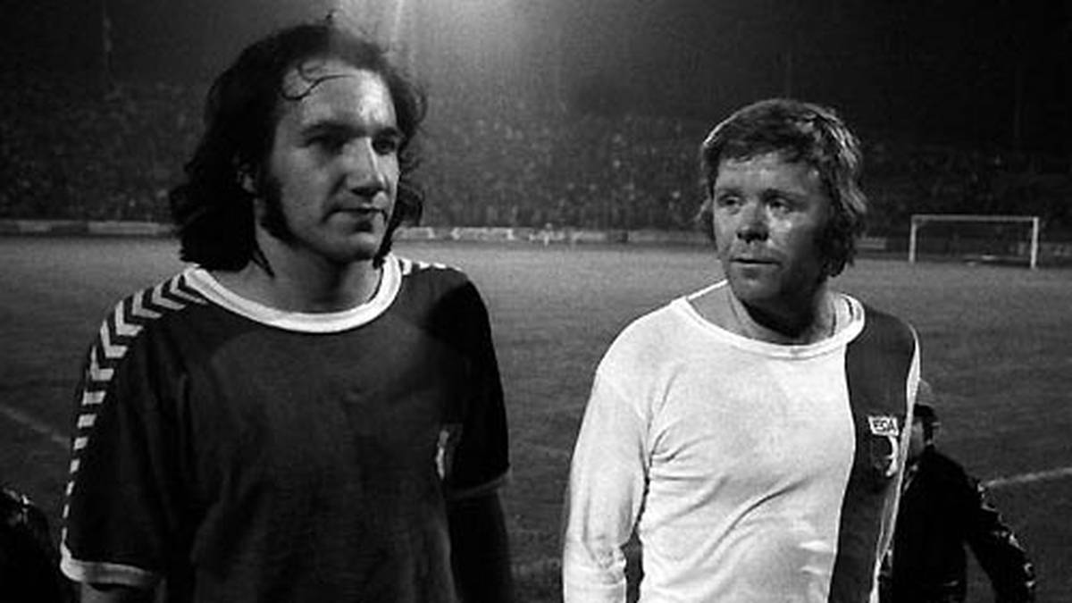 Franz Gerber (l., neben Helmut Haller) trifft 1977 in der Nord-Staffel am häufigsten ins Schwarze: 27 Mal für den FC St. Pauli