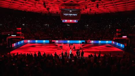 Der FC Bayern München hat im BMW Park einen neuen Voll-LED-Videosportboden, der mehrere Millionen LED´s beinhaltet. Der deutsche Baskteballmeister hat damit für seine Fans eine neue Attraktion, die es so weltweit noch nie gab.