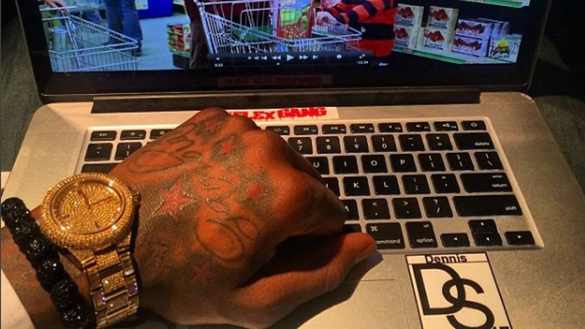 Dennis Schröder, der im vergangenen Jahr bei den Atlanta Hawks einen Vertrag über 70 Millionen Euro unterschrieb, zeigt bei Instagram gerne sein Faible für Luxus, Gold und schnelle Autos.  SPORT1 gibt einen Einblick in das Luxusleben des NBA-Stars