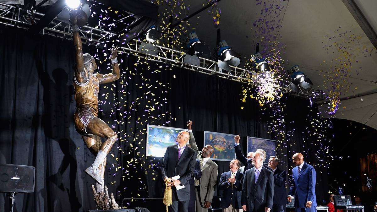 2012 widmeten ihm die Lakers eine Statue vor dem Staples Center - natürlich mit seinem Skyhook