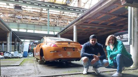 Deutschlands günstigster Nissan 350Z! Ramona und Yunus schießen den Kult-Sportler zum Schnäppchenpreis - ohne Räder, ohne Getriebe, mit Löchern in der Karosserie. Kriegen sie ihn wieder flott? 