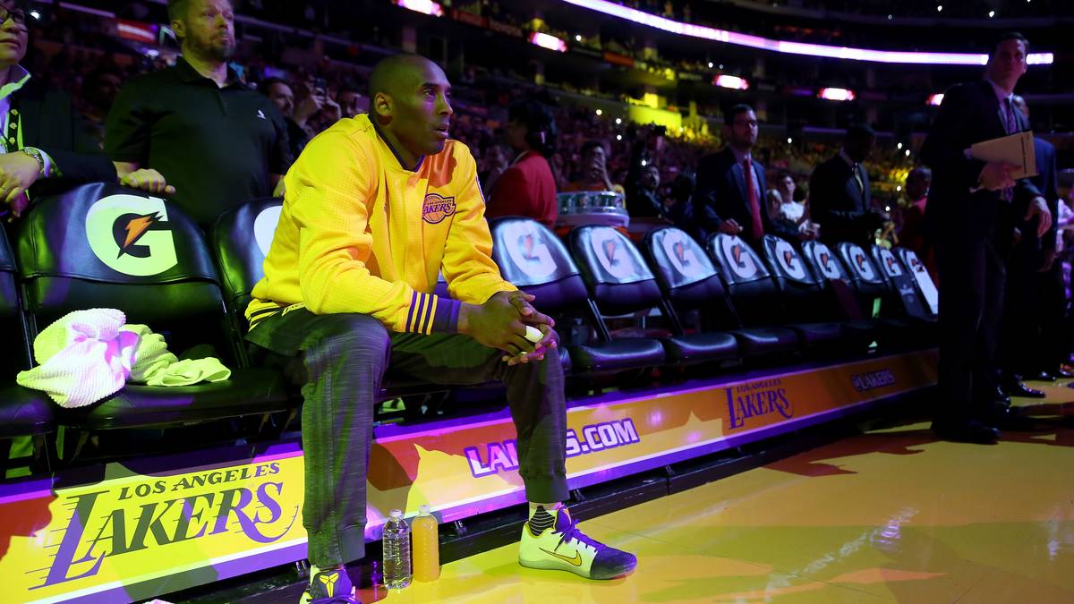 Mit den Worten "Mamba Out" und phänomenalen 60 Punkten beendete Bryant am 14. April 2016 seine emotionale Abschiedssaison und damit seine 20-jährige NBA-Karriere. Mit seinen fünf NBA-Titeln und dem dritten Platz in der ewigen Punkteliste gilt der 38-Jährige als einer der fünf besten Spieler aller Zeiten und größter Star der NBA in der Ära nach Michael Jordan