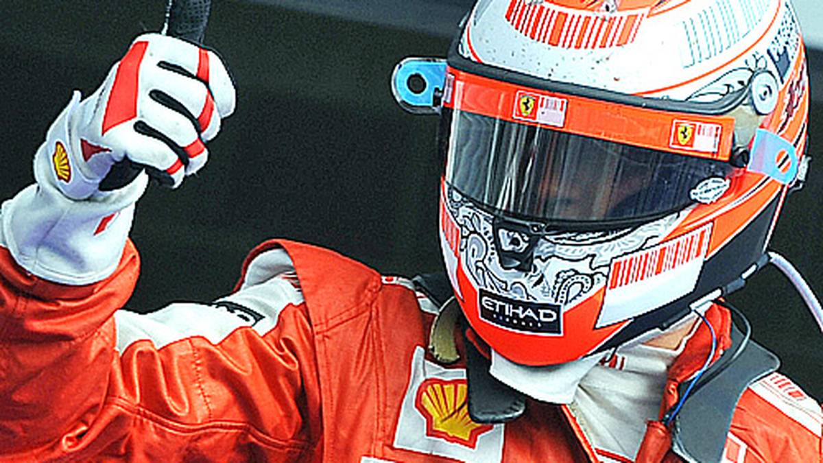 Ein Reporter will wissen, ob Räikkönen eine besondere Beziehung zu seinem Helm hat, so wie zahlreiche andere Piloten. Was sagt der Finne? "Ich putze ihn, damit ich besser sehe" 