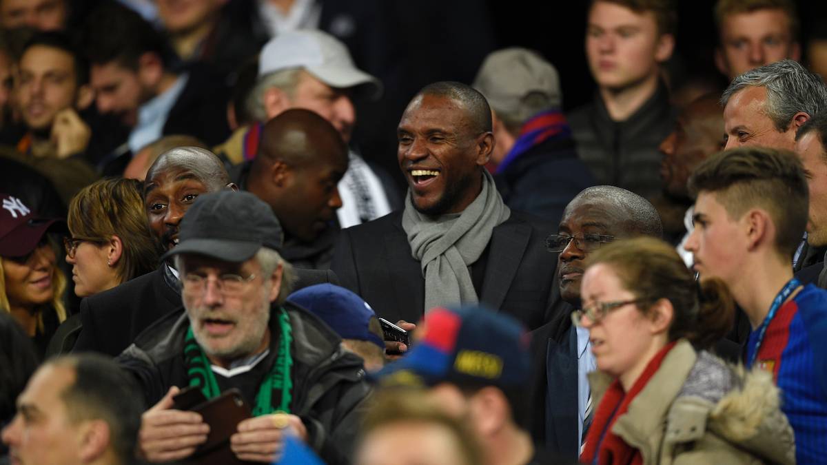 Dem Spiel der Gladbacher in Barcelona stattet derweil der frühere Barca-Spieler Eric Abidal einen Besuch ab - und ist sichtlich gut gelaunt