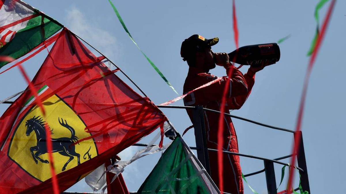 2017 ist die Scuderia dann endlich konkurrenzfähig. In der ersten Saisonhälfte führt Vettel die WM-Wertung durchgängig an. Fünf Siege reichen am Ende jedoch nicht zum Titel, auch weil ihn die Technik mehrfach im Stich lässt. Erneut steht Mercedes ganz oben. Doch auch Vettel bleibt nicht fehlerfrei