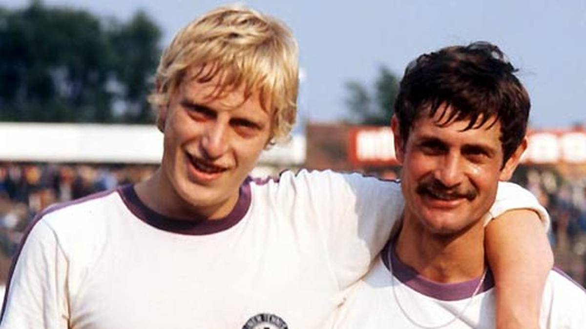 Norbert Stolzenburg (l.) wird 1976 im Trikot von TeBe Berlin Torschützenkönig. Er erzielt 27 Treffer