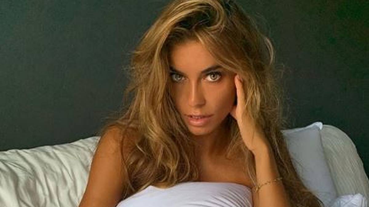 Des Lords Liebste hat das Bett zerwühlt: Nicklas Bendnters Herzblatt Philine Roepstorff scheint gerade erst so halbwegs aufgewacht