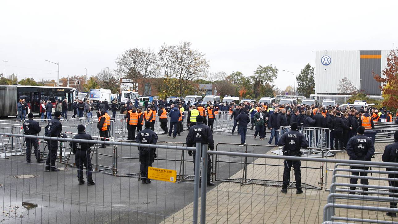 Pyrotechnik und Böller beim Derby